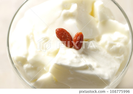 甜點杯中杏仁豆腐的俯視圖 108775996