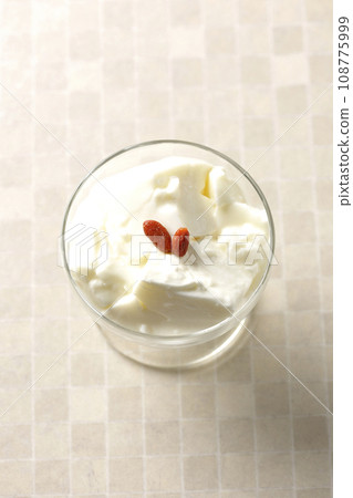 甜點杯中杏仁豆腐的俯視圖 甜點杯中杏仁豆腐的俯視圖 108775999