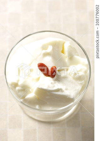 甜點杯中杏仁豆腐的俯視圖 甜點杯中杏仁豆腐的俯視圖 108776002