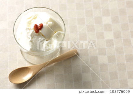 甜點杯中杏仁豆腐的俯視圖 甜點杯中杏仁豆腐的俯視圖 108776009