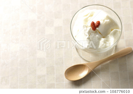 甜點杯中杏仁豆腐的俯視圖 108776010