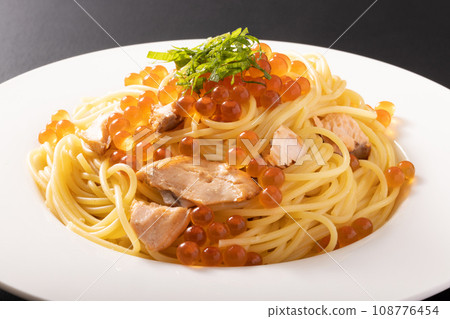 Autumn salmon and salmon roe pasta from Hokkaido 108776454