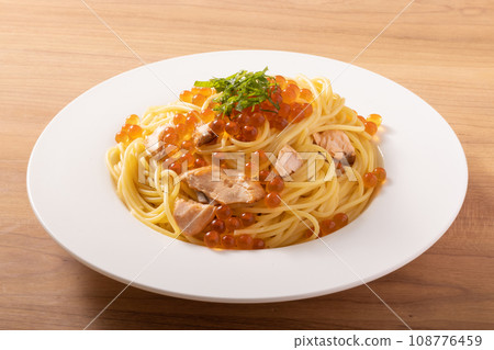 Autumn salmon and salmon roe pasta from Hokkaido 108776459