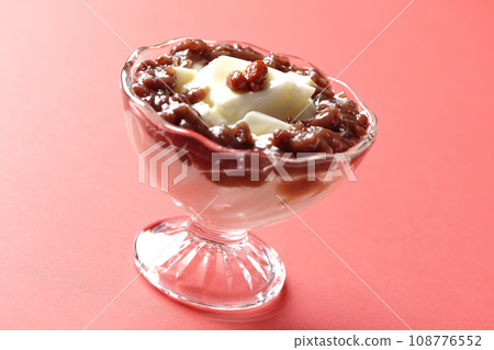 Almond tofu and plenty of red bean paste in a dessert cup 108776552