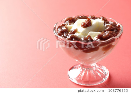 Almond tofu and plenty of red bean paste in a dessert cup 108776553