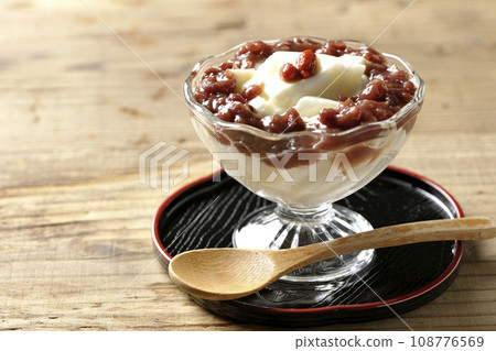 Almond tofu and plenty of red bean paste in a dessert cup 108776569