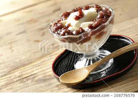 Almond tofu and plenty of red bean paste in a dessert cup 108776570