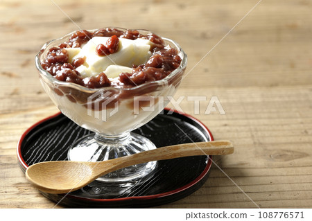 Almond tofu and plenty of red bean paste in a dessert cup 108776571