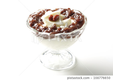 白色背景下甜點杯中盛裝大量紅豆泥和杏仁豆腐的照片 白色背景下甜點杯中盛裝大量紅豆泥和杏仁豆腐的照片 108776650