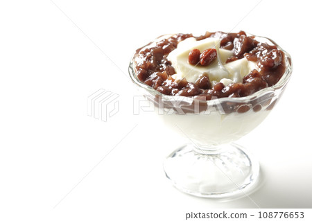白色背景下甜點杯中盛裝大量紅豆泥和杏仁豆腐的照片 108776653
