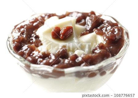 白色背景下甜點杯中盛裝大量紅豆泥和杏仁豆腐的照片 108776657