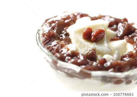 白色背景下甜點杯中盛裝大量紅豆泥和杏仁豆腐的照片 白色背景下甜點杯中盛裝大量紅豆泥和杏仁豆腐的照片 108776661