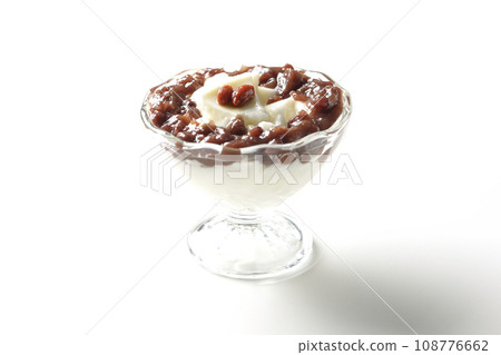 白色背景下甜點杯中盛裝大量紅豆泥和杏仁豆腐的照片 108776662