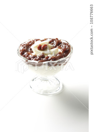 白色背景下甜點杯中盛裝大量紅豆泥和杏仁豆腐的照片 108776663