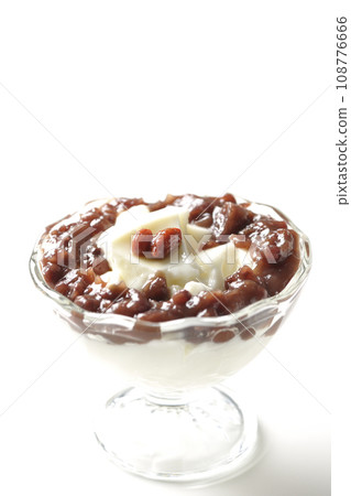 白色背景下甜點杯中盛裝大量紅豆泥和杏仁豆腐的照片 白色背景下甜點杯中盛裝大量紅豆泥和杏仁豆腐的照片 108776666