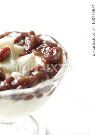 白色背景下甜點杯中盛裝大量紅豆泥和杏仁豆腐的照片 108776674