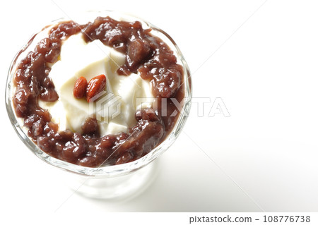 白色背景下，甜點杯中放著大量紅豆醬和杏仁豆腐的頭頂照片 108776738