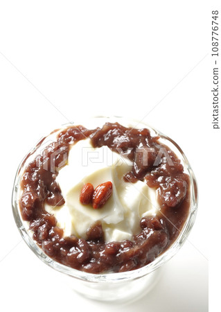 白色背景下，甜點杯中放著大量紅豆醬和杏仁豆腐的頭頂照片 108776748