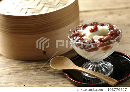 甜點杯裡的杏仁豆腐,大量的紅豆泥和蒸籃 甜點杯裡的杏仁豆腐,大量的紅豆泥和蒸籃 108776827