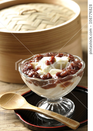 甜點杯裡的杏仁豆腐，大量的紅豆泥和蒸籃 108776828