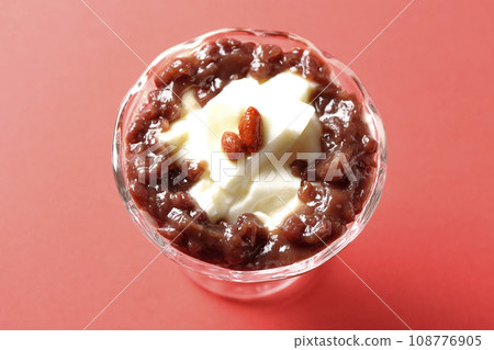 甜點杯中放著大量紅豆沙和杏仁豆腐的俯視圖 108776905