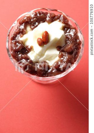 甜點杯中放著大量紅豆沙和杏仁豆腐的俯視圖 108776910