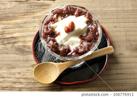 甜點杯中放著大量紅豆沙和杏仁豆腐的俯視圖 108776911