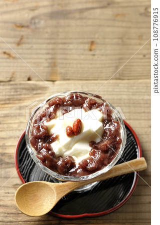 甜點杯中放著大量紅豆沙和杏仁豆腐的俯視圖 108776915