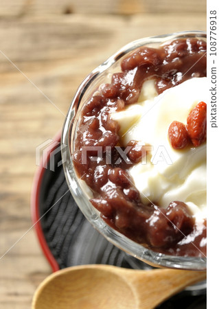 甜點杯中放著大量紅豆沙和杏仁豆腐的俯視圖 108776918