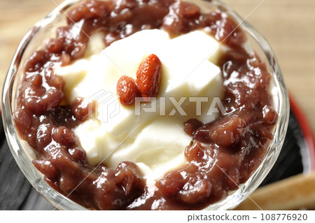 An overhead shot of plenty of red bean paste and almond tofu served in a dessert cup 108776920