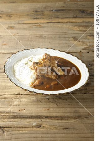 Hot curry rice with bone-in chicken 108777216