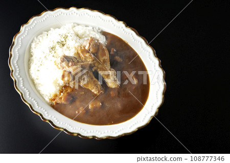 黑色背景下的熱咖哩飯和帶骨雞肉的頭頂照片 黑色背景下的熱咖哩飯和帶骨雞肉的頭頂照片 108777346