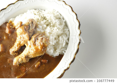 白色背景上的熱咖哩飯和帶骨雞肉的頭頂照片 白色背景上的熱咖哩飯和帶骨雞肉的頭頂照片 108777449