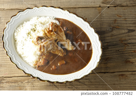 頭頂上的熱咖哩飯和帶骨雞肉 頭頂上的熱咖哩飯和帶骨雞肉 108777482