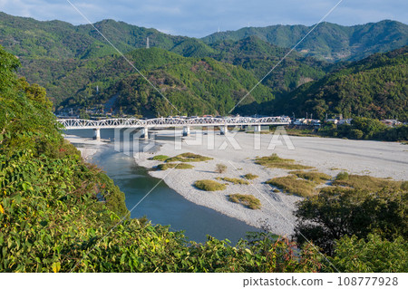 大橋清澈的溪流 大橋清澈的溪流 108777928