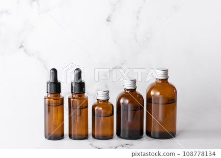 大理石背景下排列的遮光化妝品瓶 108778134