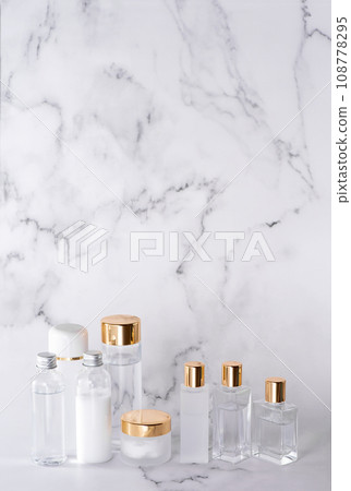 大理石背景上排列的各種類型的化妝品容器 108778295