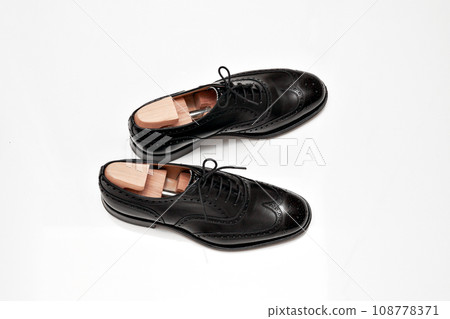 Well-kept black full brogue leather shoes 108778371