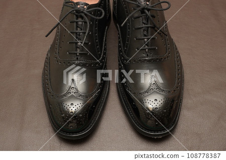 Well-kept black full brogue leather shoes 108778387