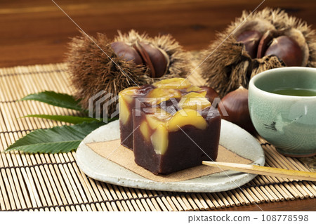 Chestnut yokan placed on a bamboo mat 108778598