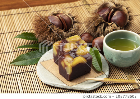 放在竹蓆上的栗子羊羹 放在竹蓆上的栗子羊羹 108778602