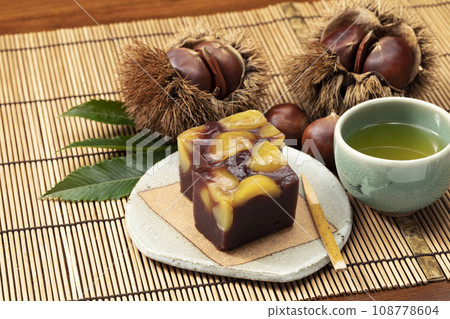 放在竹蓆上的栗子羊羹 放在竹蓆上的栗子羊羹 108778604