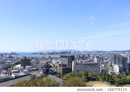 從和歌山縣和歌山市和歌山城眺望紀之川河口 108779119