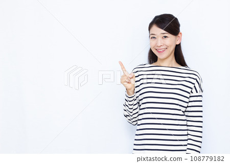 一位40多歲的女士做介紹 108779182