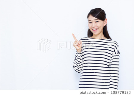 A woman in her 40s making an introduction 108779183