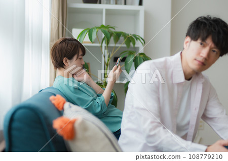 A couple who are obsessed with their smartphones 108779210