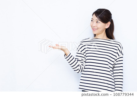 一位40多歲的女士做介紹 108779344