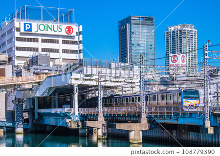 Yokohama cityscape in Japan View of Sotetsu Line Yokohama Station and trains entering the platform Yokohama cityscape in Japan View of Sotetsu Line Yokohama Station and trains entering the platform 108779390