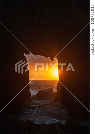 The setting sun peeping through keyhole arch 108781015