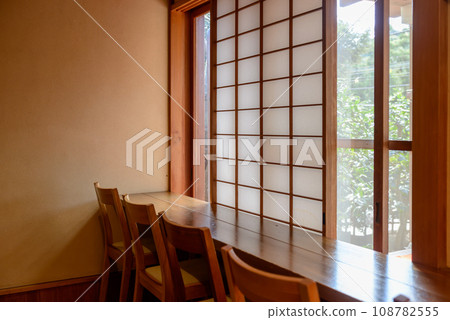 Counter seats at a Japanese-style cafe looking out through the shoji screen 108782555